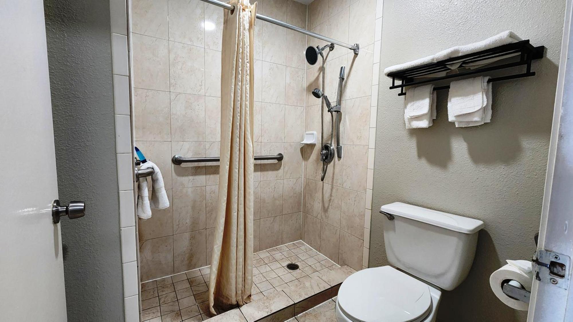 Wharton Scottish Inn & Suites מראה חיצוני תמונה