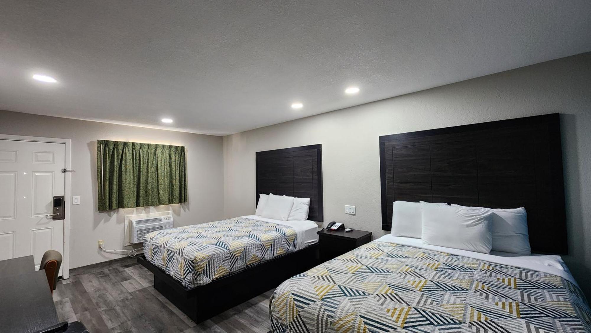 Wharton Scottish Inn & Suites מראה חיצוני תמונה